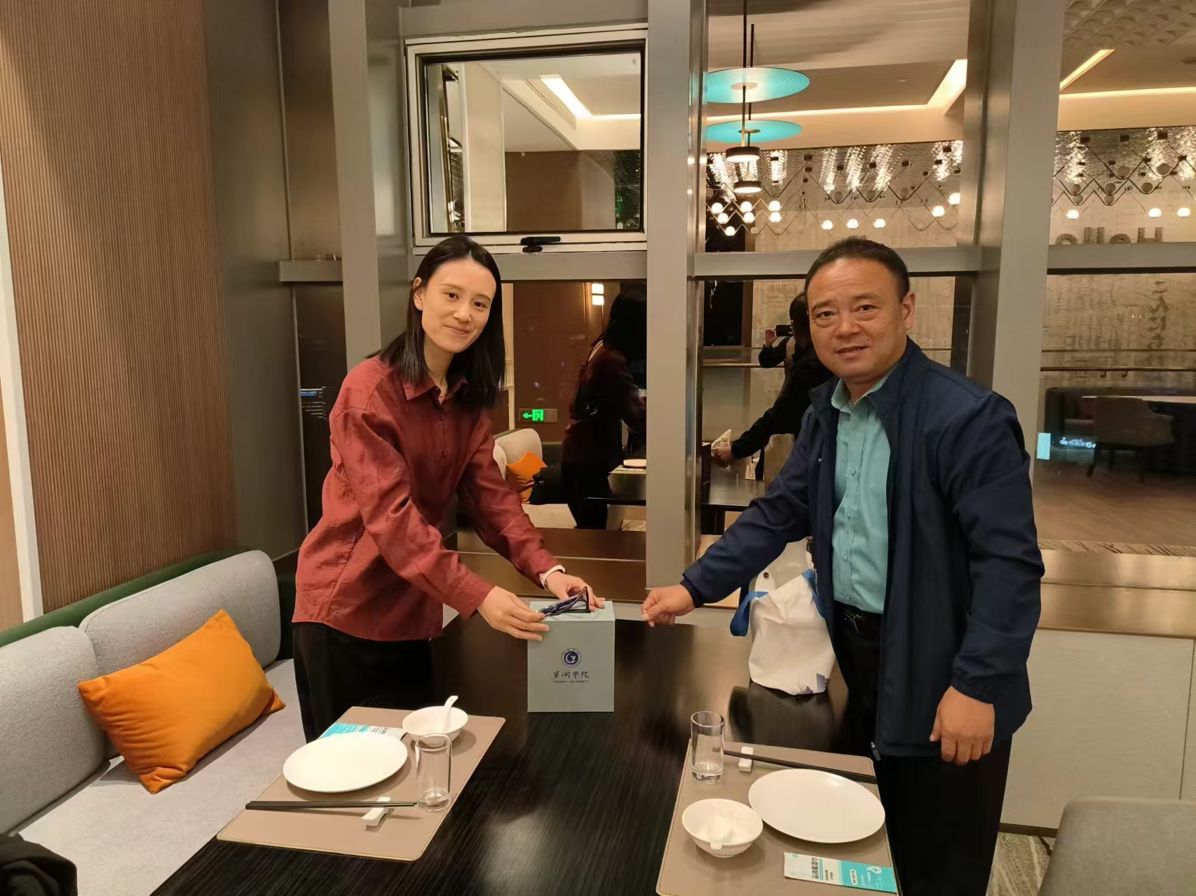 走访校友洪友芬 走访校友洪友芬